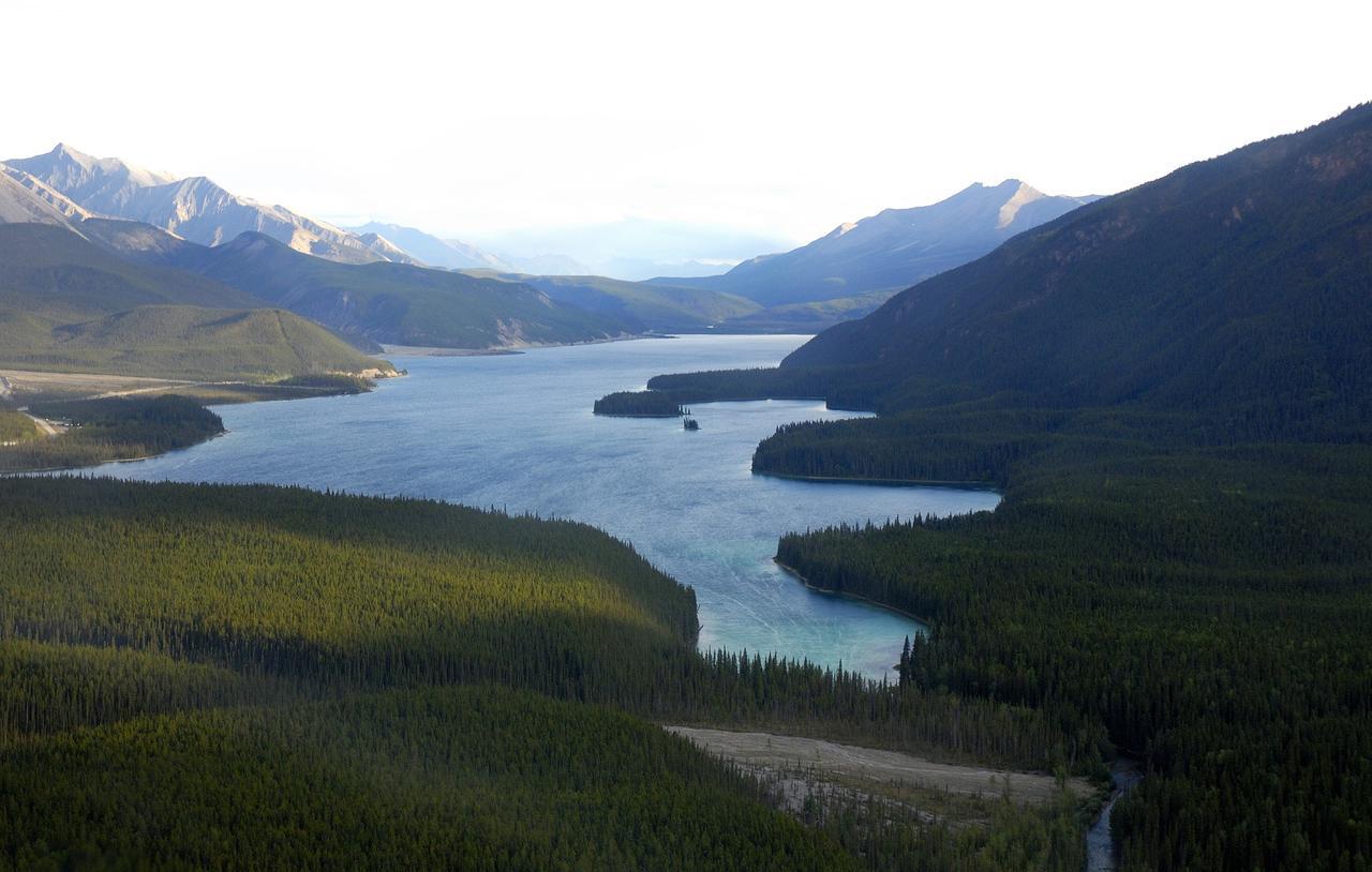 Northern Rockies Lodge Muncho Lake Exterior photo