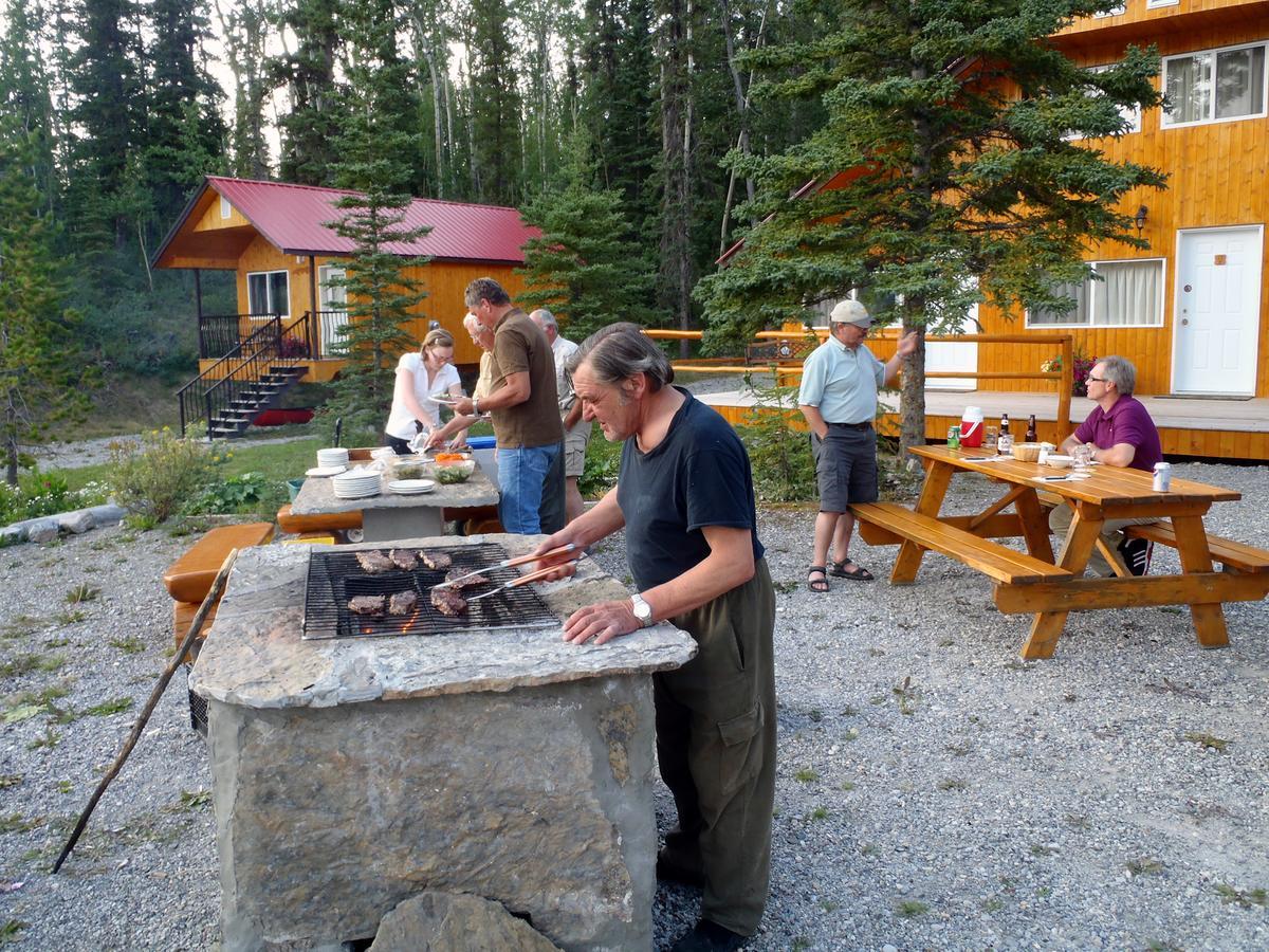 Northern Rockies Lodge Muncho Lake Exterior photo