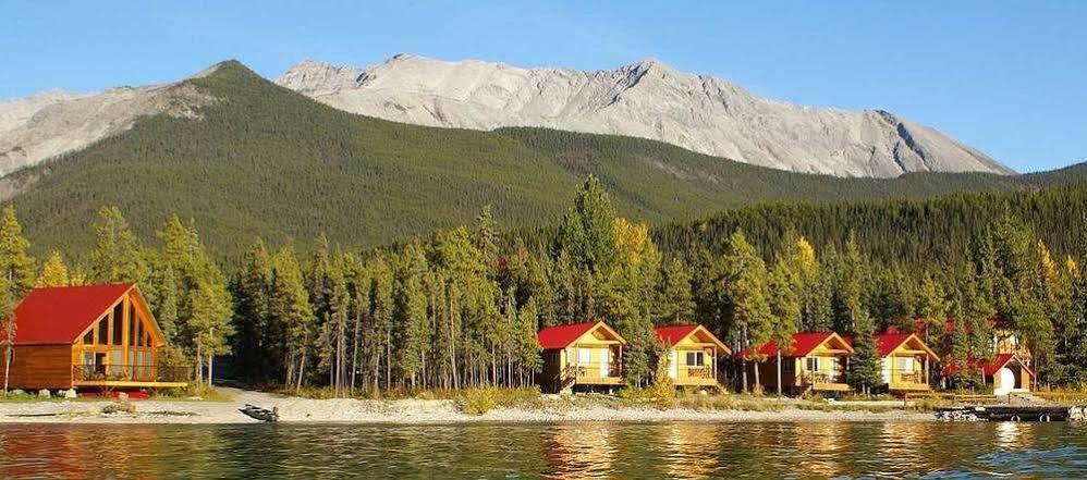 Northern Rockies Lodge Muncho Lake Exterior photo