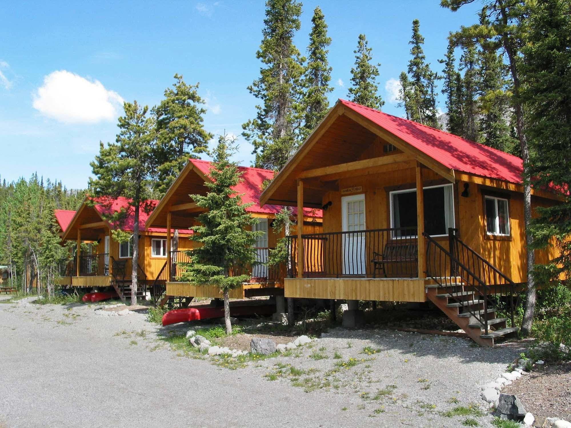 Northern Rockies Lodge Muncho Lake Exterior photo