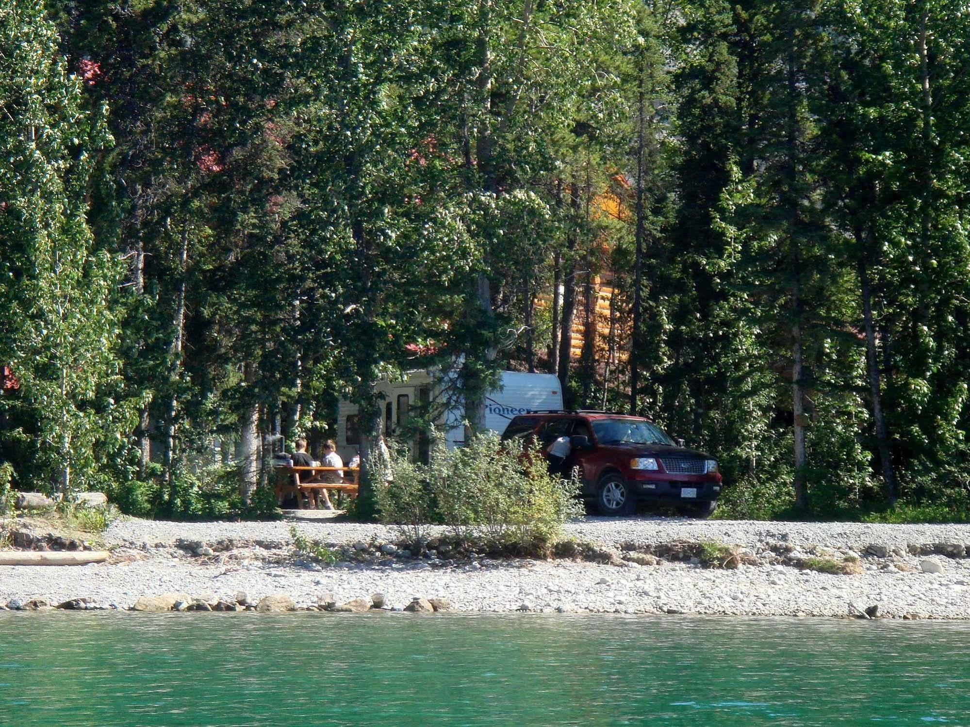 Northern Rockies Lodge Muncho Lake Exterior photo