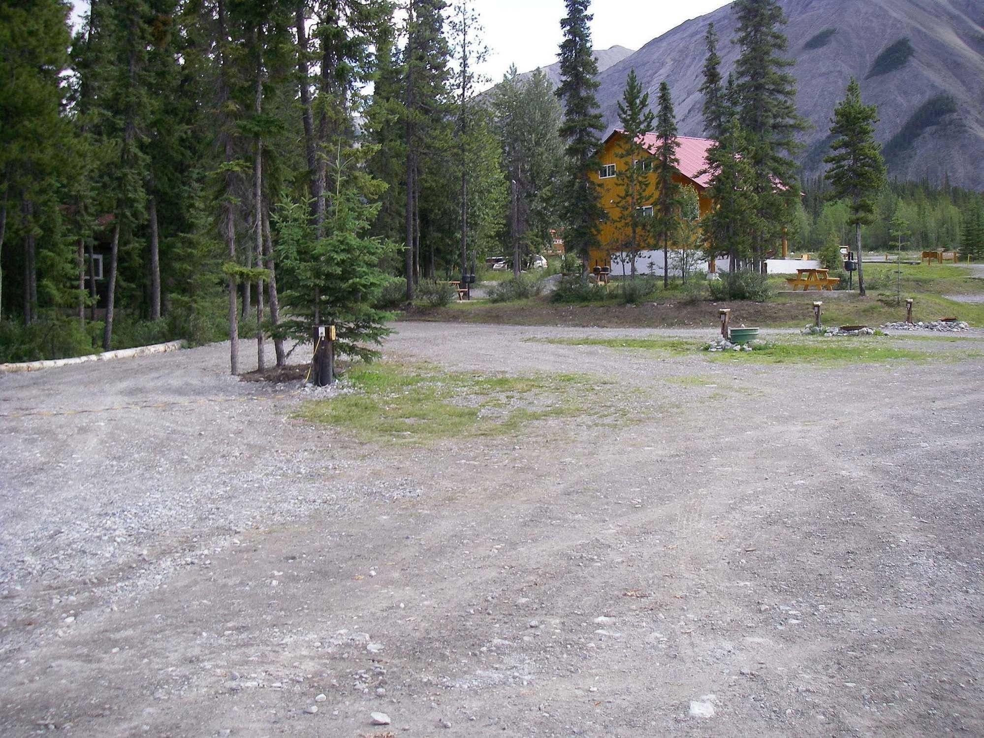 Northern Rockies Lodge Muncho Lake Exterior photo