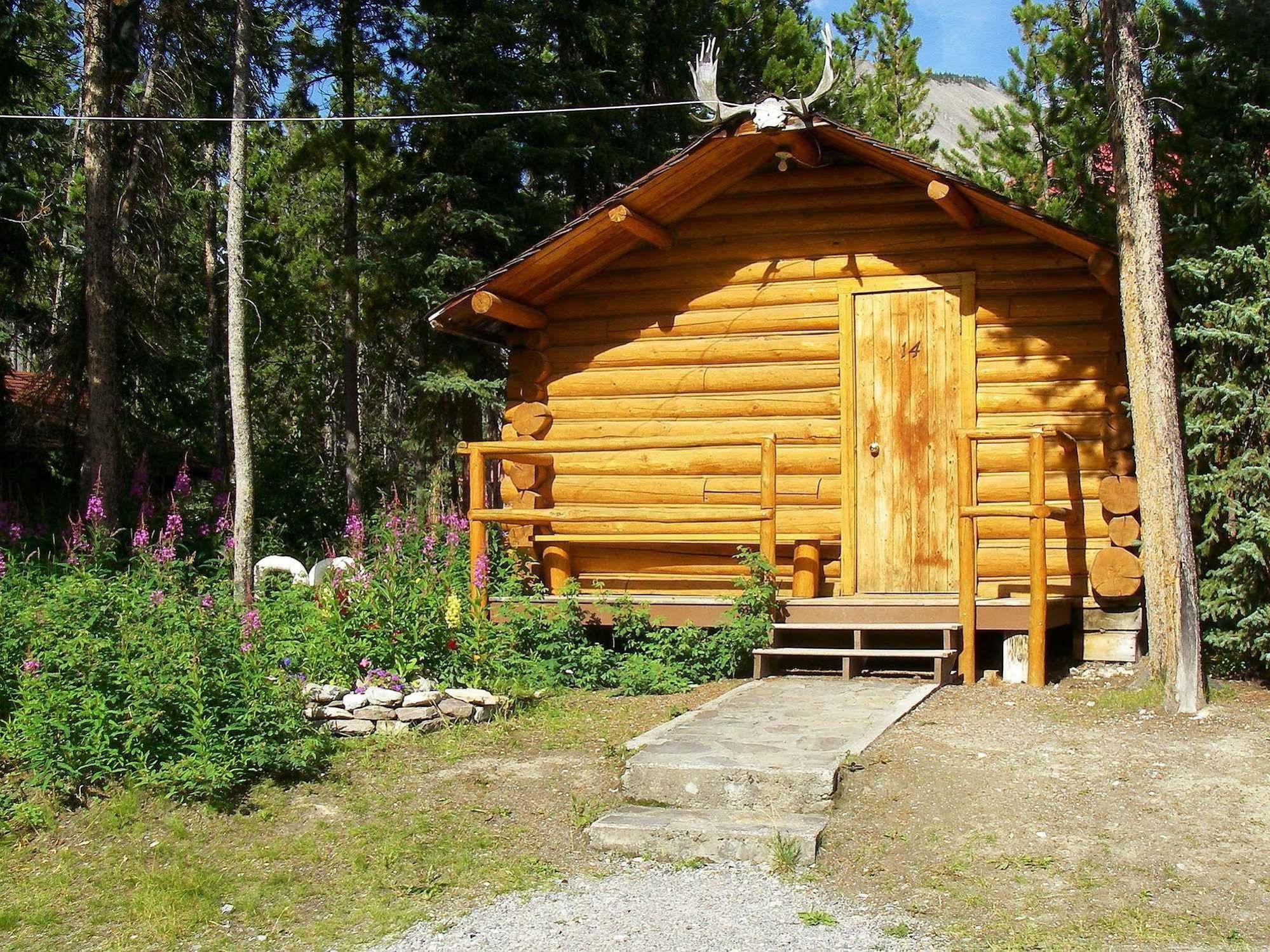 Northern Rockies Lodge Muncho Lake Exterior photo