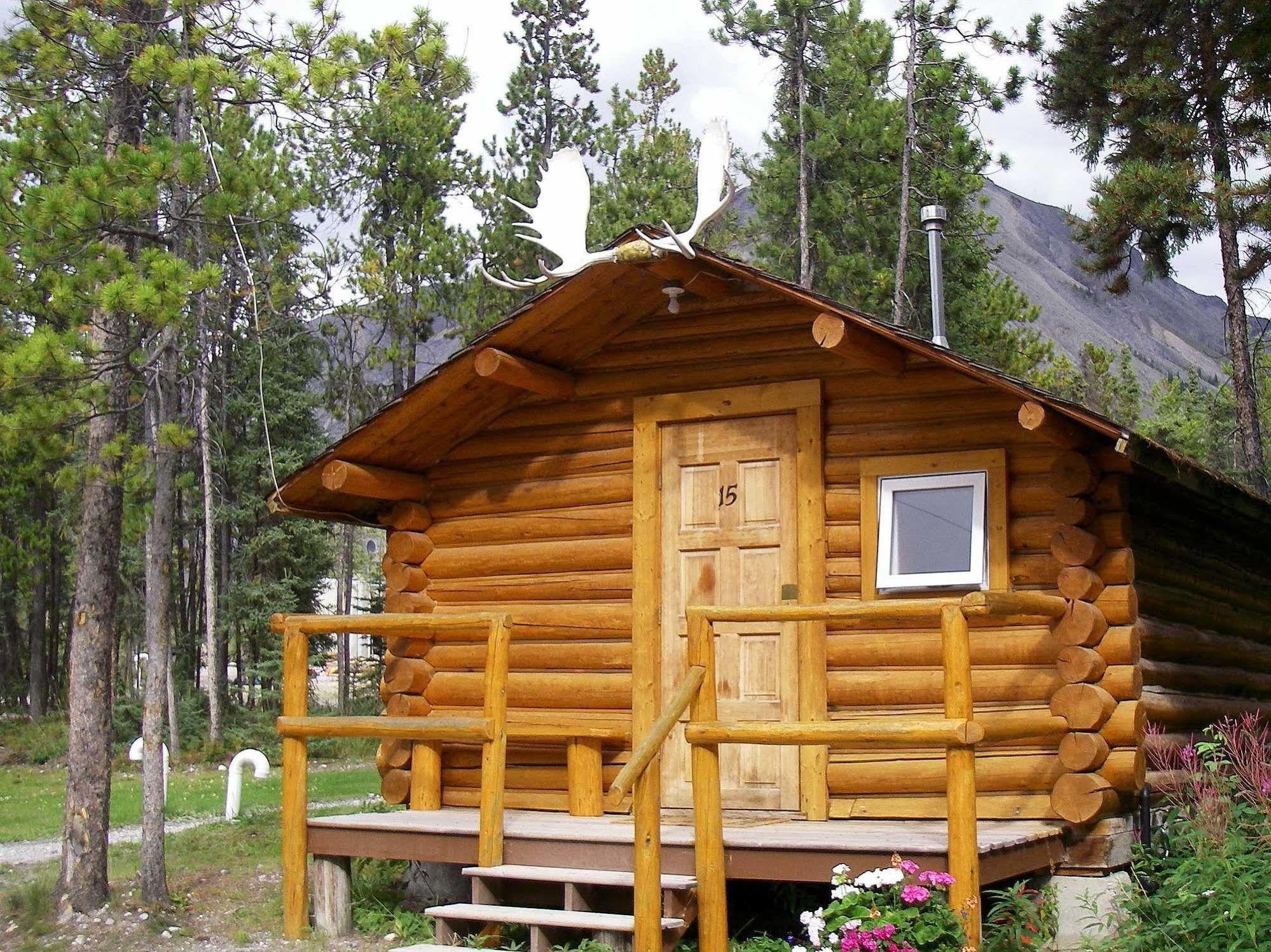 Northern Rockies Lodge Muncho Lake Exterior photo