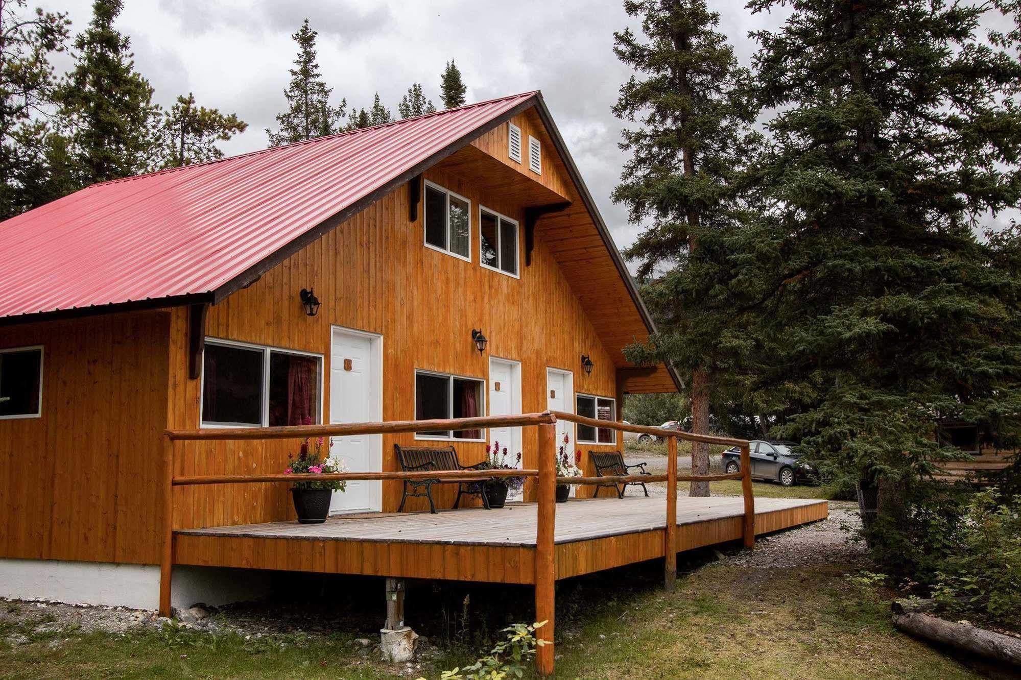 Northern Rockies Lodge Muncho Lake Exterior photo