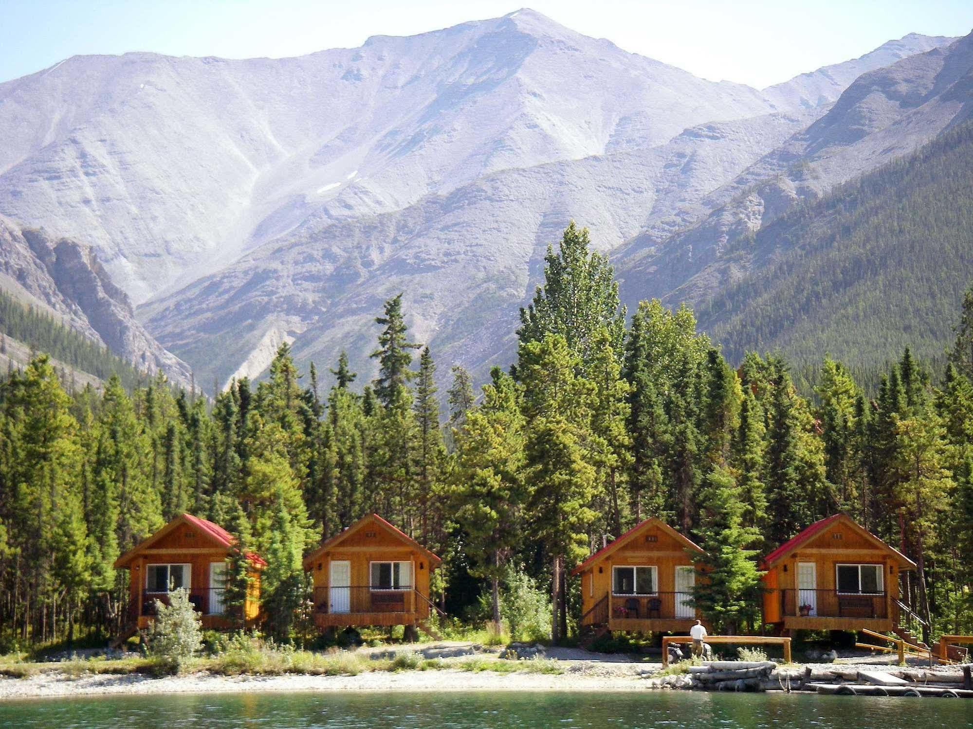 Northern Rockies Lodge Muncho Lake Exterior photo