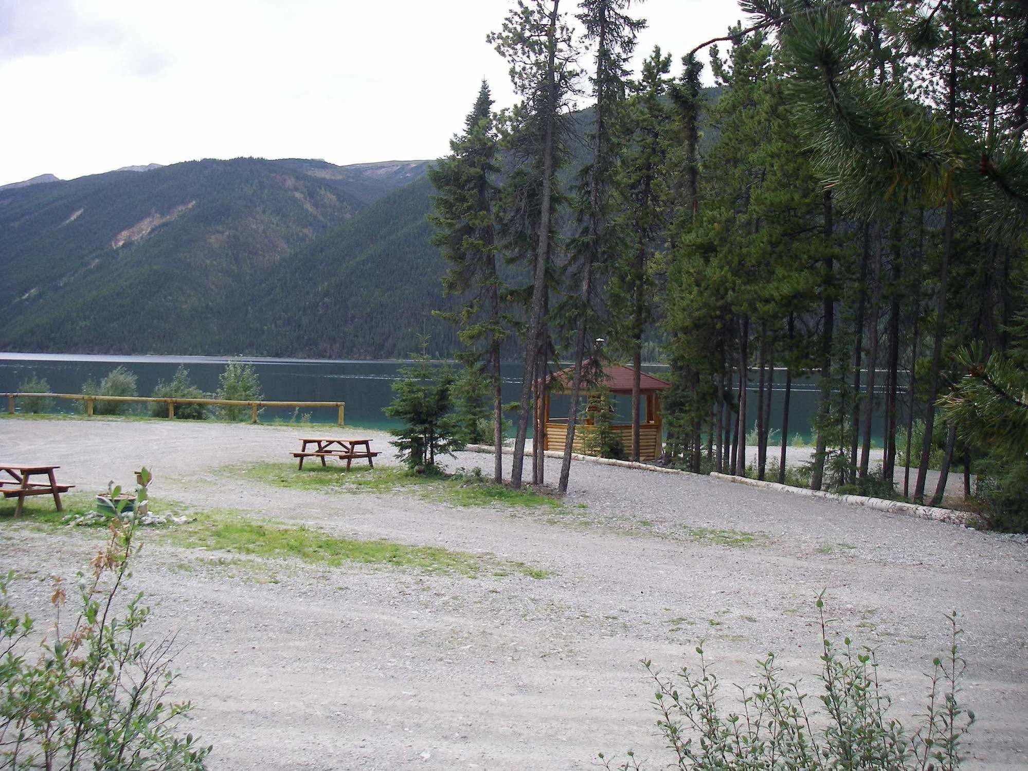 Northern Rockies Lodge Muncho Lake Exterior photo